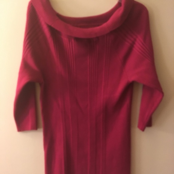 Sweater with a decorative button on the collar. - Picture 2 of 3